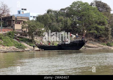 Ein Flussboot am Dock in Kalkutta Stockfoto