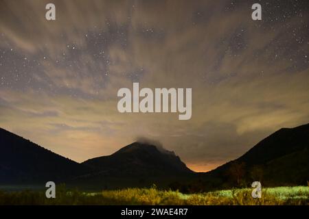 Ein landschaftlich schöner Nachthimmel voller sternenklarer Nacht Stockfoto