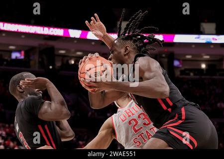 Columbus, Ohio, USA. Januar 2024. Clifford Omoruyi (11) kämpft um einen Rückschlag unter dem Korb während des Spiels zwischen den Rutgers Scarlett Knights und den Ohio State Buckeyes in der Value City Arena in Columbus, Ohio. (Kreditbild: © Scott Stuart/ZUMA Press Wire) NUR REDAKTIONELLE VERWENDUNG! Nicht für kommerzielle ZWECKE! Stockfoto