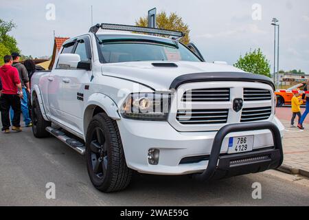 Mutenice, Tschechische Republik - 7. Mai 2022 Wohltätigkeitsveranstaltung Americ an Autos unter den Weinkellern Dodge RAM 1500 Sport, ein amerikanisches Luxusauto für anspruchsvolle Stockfoto