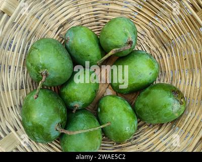 Grüne Mango, im Korb in Indien Sommerfrucht, indische grüne Mango Stockfoto