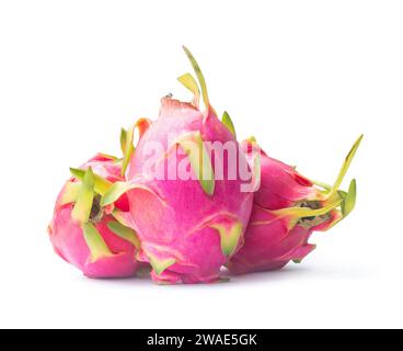 Drei schöne frische rote Drachenfrüchte sind isoliert auf weißem Hintergrund mit Schneidepfad. Stockfoto