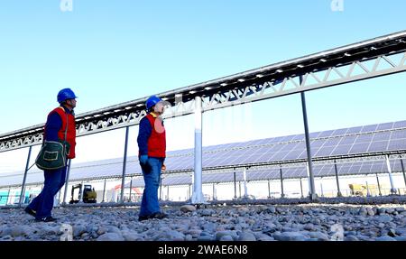 ZHANGYE, CHINA - 4. JANUAR 2024 - Power Workers führen Sicherheitsprüfungen an der Photovoltaik-Anlage an der netzverbundenen Stromerzeugungsanlage eines Li durch Stockfoto