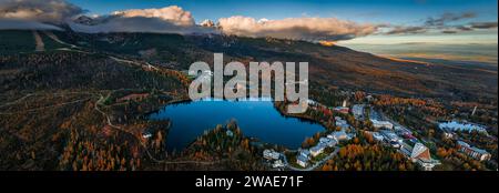 Strbske See, Slowakei - Panoramablick auf den Strbske See (Strbske Pleso) an einem sonnigen Herbstnachmittag mit hoher Tatra und Tatraturm in Backgr Stockfoto