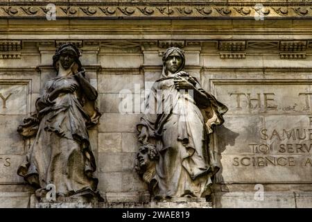 Denkmäler und Statuen von Manhattan, die die Fassade der New York Public Library im Big Apple schmücken. Es ist eine Ikone der Welt. Stockfoto