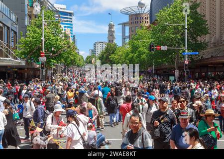 Eine große Menschenmenge auf der Queen Street, Auckland, Neuseeland, nach dem Anblick der jährlichen Weihnachtsparade Stockfoto