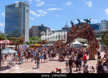 Eine Menschenmenge am Aotea Square, Auckland, Neuseeland, im Sommer. Auf der rechten Seite befindet sich der „Waharoa Arch“, ein symbolisches Tor Stockfoto