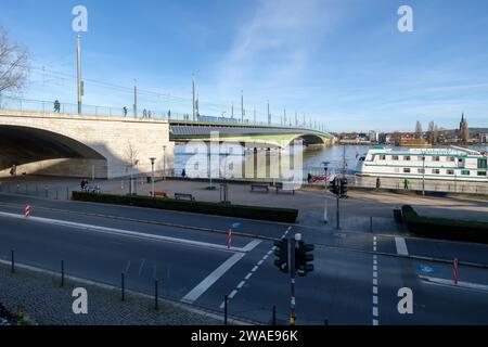 Bonn, Deutschland - 17. Dezember 2023 : Panoramablick auf die Kennedy-Brücke und den Rhein in Bonn Stockfoto