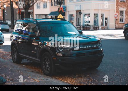 Ein Ford Bronco parkt am Straßenrand in der Innenstadt von Fayetteville, North Carolina Stockfoto