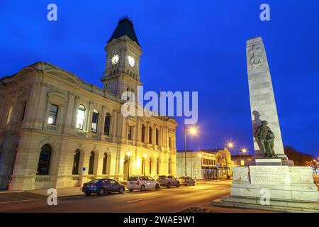 Das alte Postgebäude und die Gedenkstätte des Ersten Weltkriegs in Oamaru, Neuseeland, nachts Stockfoto