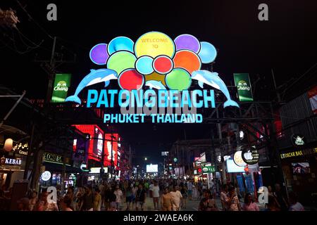 PHUKET, THAILAND - 15. APRIL 2023: Patong Beach Bangla Walking Street Schild, wie in der Nacht gesehen. Stockfoto