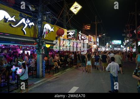 PHUKET, THAILAND - 15. APRIL 2023: Känguru Bar am Patong Beach Bangla Walking Street in the Night. Stockfoto