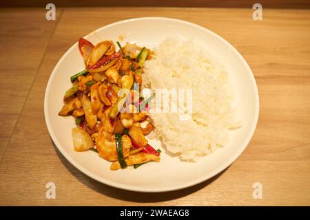 PHUKET, THAILAND - 18. APRIL 2023: Gebratener Reis mit Huhn und Cashewnüssen, serviert im WOK-IN vom Crab House in Big C Extra Phuket 2. Stockfoto