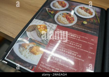 PHUKET, THAILAND - 18. APRIL 2023: Nahaufnahme des Menüs im WOK-IN by the Crab House in Big C Extra Phuket 2. Stockfoto