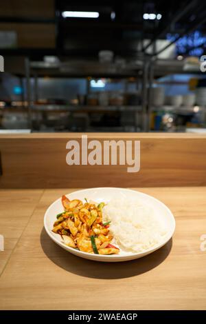 PHUKET, THAILAND - 18. APRIL 2023: Gebratener Reis mit Huhn und Cashewnüssen, serviert im WOK-IN vom Crab House in Big C Extra Phuket 2. Stockfoto