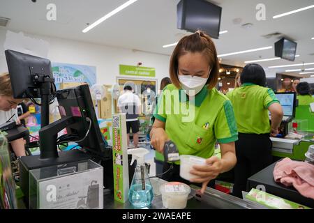 PHUKET, THAILAND - 18. APRIL 2023: Kassierer bei Big C Extra Phuket 2. Stockfoto