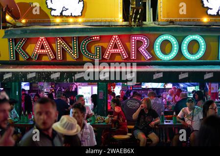 PHUKET, THAILAND - 25. APRIL 2023: Känguru Bar am Patong Beach Bangla Walking Street in the Night. Stockfoto