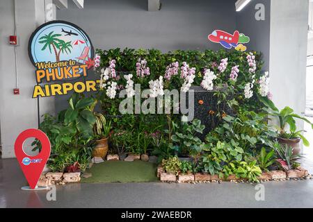 PHUKET, THAILAND - 15. APRIL 2023: Begrüßungsschild am Inlandsterminal des Flughafens Phuket. Stockfoto