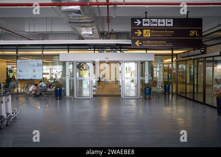 PHUKET, THAILAND - 15. APRIL 2023: Eintritt zum Inlandsterminal des Flughafens Phuket. Stockfoto