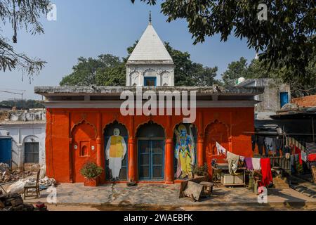 Ayodhya, Indien. Dezember 2023. Blick auf die Räumlichkeiten eines Tempels in Ayodhya mit Ausschnitten des indischen Premierministers Narendra Modi und des Hindu Lord RAM. Ayodhya ist eine antike Stadt in Nordindien, die im Hinduismus eine große religiöse und historische Bedeutung hat, da sie als Geburtsort von Lord Rama gilt, einer Gottheit, die in der hinduistischen Mythologie verehrt wird. Im November 2019 erließ der Supreme Court of India ein historisches Urteil für den Bau eines Hindutempels an der umstrittenen Stelle in Ayodhya. Quelle: SOPA Images Limited/Alamy Live News Stockfoto