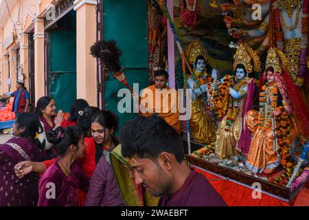 Ayodhya, Indien. Dezember 2023. Gläubige nehmen Segen von Lord Krishna auf dem Bhakti-Pfad in Ayodhya. Ayodhya ist eine antike Stadt in Nordindien, die im Hinduismus eine große religiöse und historische Bedeutung hat, da sie als Geburtsort von Lord Rama gilt, einer Gottheit, die in der hinduistischen Mythologie verehrt wird. Im November 2019 erließ der Supreme Court of India ein historisches Urteil für den Bau eines Hindutempels an der umstrittenen Stelle in Ayodhya. Quelle: SOPA Images Limited/Alamy Live News Stockfoto