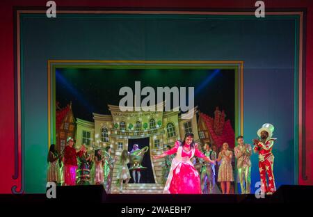 Natasha Lewis als Abby-na-Zaaar, Vorhangruf, Aladdin Pantomime, Empire Theatre, Hackney, London, Großbritannien Stockfoto