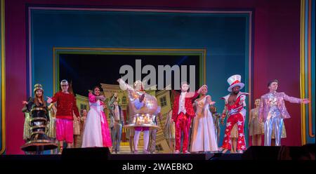 Clive Rowe als Witwe Twankey, Vorhangruf, Aladdin Pantomime, Empire Theatre, Hackney, London, Großbritannien Stockfoto