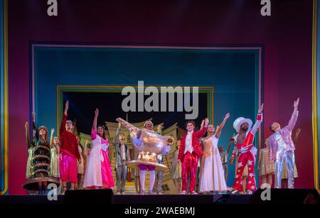 Clive Rowe als Witwe Twankey, Vorhangruf, Aladdin Pantomime, Empire Theatre, Hackney, London, Großbritannien Stockfoto