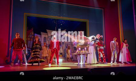 Clive Rowe als Witwe Twankey, Vorhangruf, Aladdin Pantomime, Empire Theatre, Hackney, London, Großbritannien Stockfoto