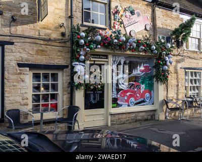 Olney Pancake Parlour, weihnachtlich dekoriert, Olney Buckinghamshire, Großbritannien; ein Café in der Stadt, das für sein jährliches Pfannkuchenrennen berühmt ist Stockfoto