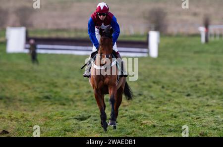 Der berühmte Clermont und Jockey Biddick belegten am Silvesterabend 2023 den dritten Platz beim saisonalen Wiederauftreten auf der Larkhill Racecourse, Wiltshire, Großbritannien. Stockfoto