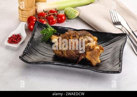 Gebackene Lammkeule mit Knochen in Gewürzen mariniert Stockfoto