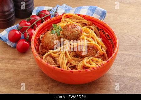 Italienische Spaghetti mit Fleischbällchen in Tomatensauce Stockfoto