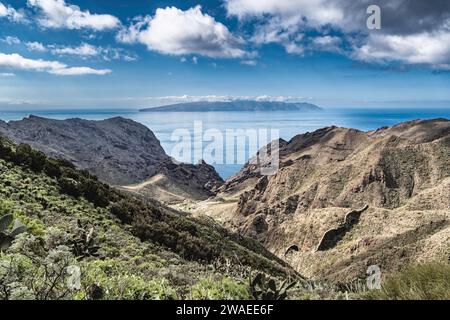 Von den Bergen in der Nähe von Masca mit La Gomera im Hinterland Teneriffas Stockfoto