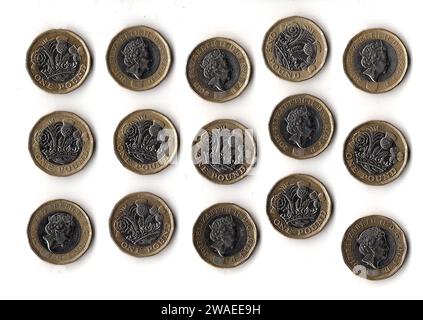 Ein-Pfund-Münzen aus Großbritannien/Großbritannien, isoliert auf weißem Hintergrund. Stockfoto