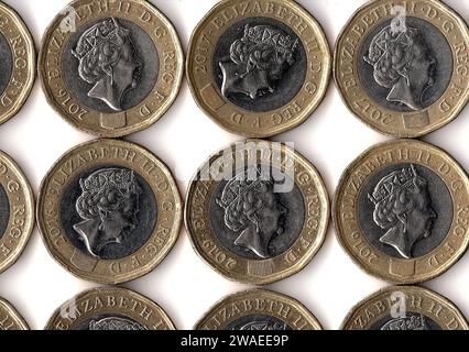 Ein-Pfund-Münzen aus Großbritannien/Großbritannien, isoliert auf weißem Hintergrund. Stockfoto