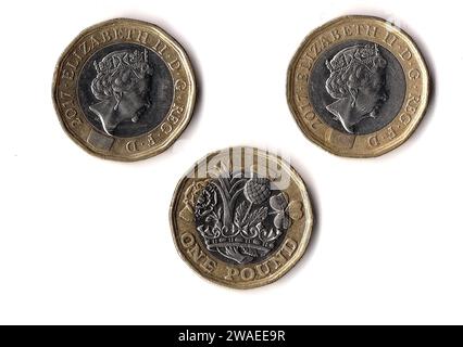 Ein-Pfund-Münzen aus Großbritannien/Großbritannien, isoliert auf weißem Hintergrund. Stockfoto