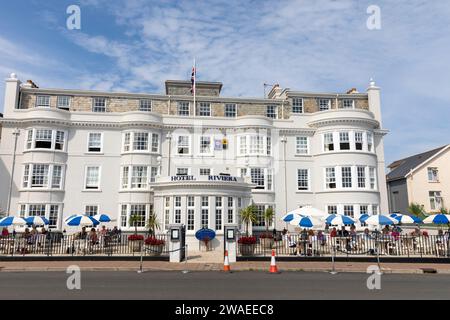 Sidmouth Devon, Hotel Riviera Seafront Hotel an der Esplanade in Sidmouth mit Sonnenschirmen für Gäste an heißen September 2023 Tagen, England, Großbritannien. Stockfoto