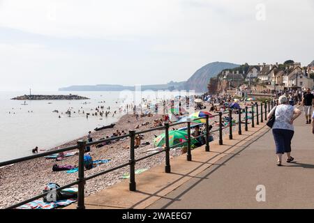 Sidmouth, Küstenstadt an der Südküste in Devon England, Menschen auf der Esplanade am heißen Septembertag, England, Großbritannien, 2023 Stockfoto