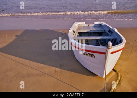 Fischerboot am Strand von Rio Guadalquivir in der Nähe der Mündung des Mittelmeers, bei Sonnenaufgang, in Sanlucar de Barrameda, Andalusien, Spanien Stockfoto