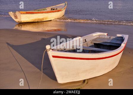 Fischerboote am Strand von Rio Guadalquivir in der Nähe der Mündung des Mittelmeers, bei Sonnenaufgang, in Sanlucar de Barrameda, Andalusien, Spanien Stockfoto