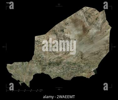 Form einer hochauflösenden Satellitenkarte des Nigers, mit Entfernungsskala und Kartenrandkoordinaten, isoliert auf Schwarz Stockfoto