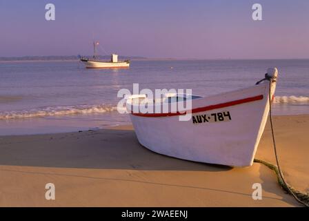 Fischerboote am Rio Guadalquivir in der Nähe der Mündung des Mittelmeers, an der Küste des Doñana-Nationalparks in dist, in Sanlucar de Barrameda, Andalusien, Spanien Stockfoto