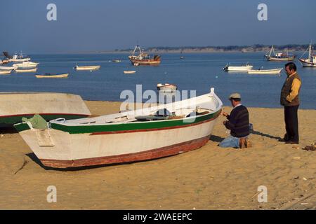 Das Fischerboot Rio Guadalquivir an der Mündung des Mittelmeers, Doñana Natl Park Uferlinie in dist, Sanlucar de Barrameda, Andalusien, Spanien Stockfoto