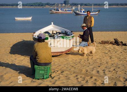 Das Fischerboot Rio Guadalquivir an der Mündung des Mittelmeers, Doñana Natl Park Uferlinie in dist, Sanlucar de Barrameda, Andalusien, Spanien Stockfoto