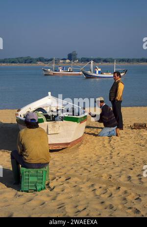 Das Fischerboot Rio Guadalquivir an der Mündung des Mittelmeers, Doñana Natl Park Uferlinie in dist, Sanlucar de Barrameda, Andalusien, Spanien Stockfoto