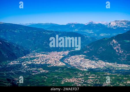 Aus der Vogelperspektive auf die Stadt Bozen vom Aussichtspunkt Penegal über dem Mendelpass. Stockfoto