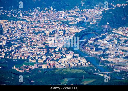 Aus der Vogelperspektive auf die Stadt Bozen vom Aussichtspunkt Penegal über dem Mendelpass. Stockfoto