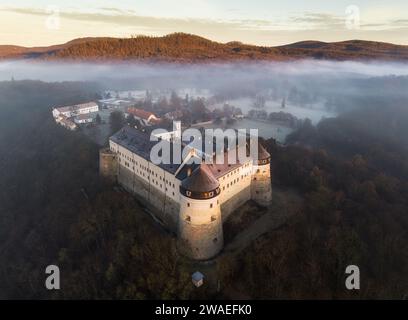 Aus der Vogelperspektive von Cerveny Kamen, Burg aus rotem Stein in den Karpaten in der Slowakei Stockfoto