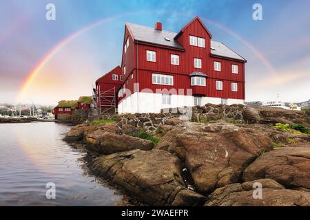 Regenbogen über dem Parlament Tinganes in Torshavn auf den Färöer Inseln. Stockfoto